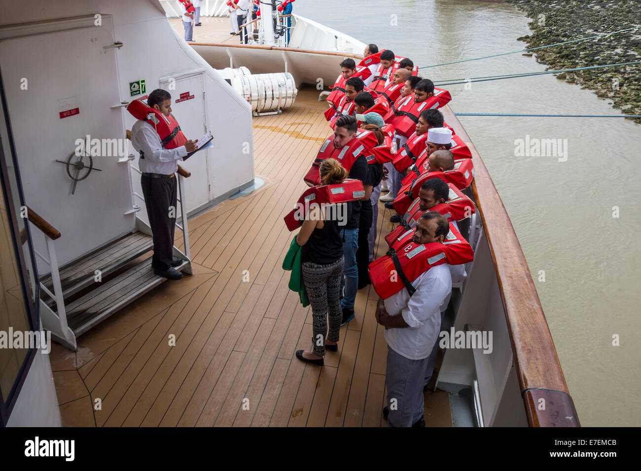 Notfall-Crew Bohrer Cruise Liner namentliche Fred Olsen Braemar Stockfoto