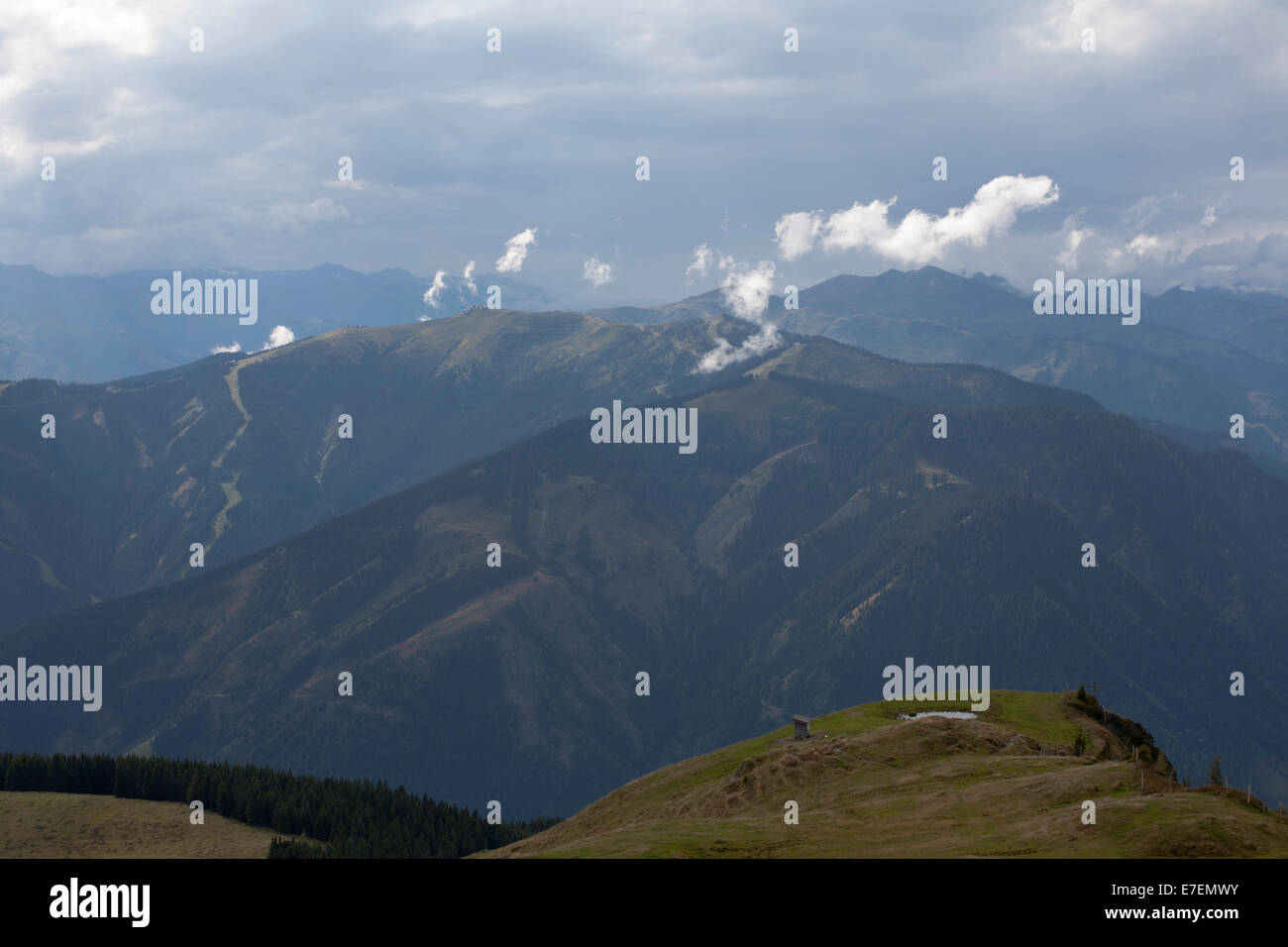 Wolke erhebt sich über der Schmittenhöhe aus der Schwalbenwand Zell am sehen Salzburgerland Österreich Stockfoto