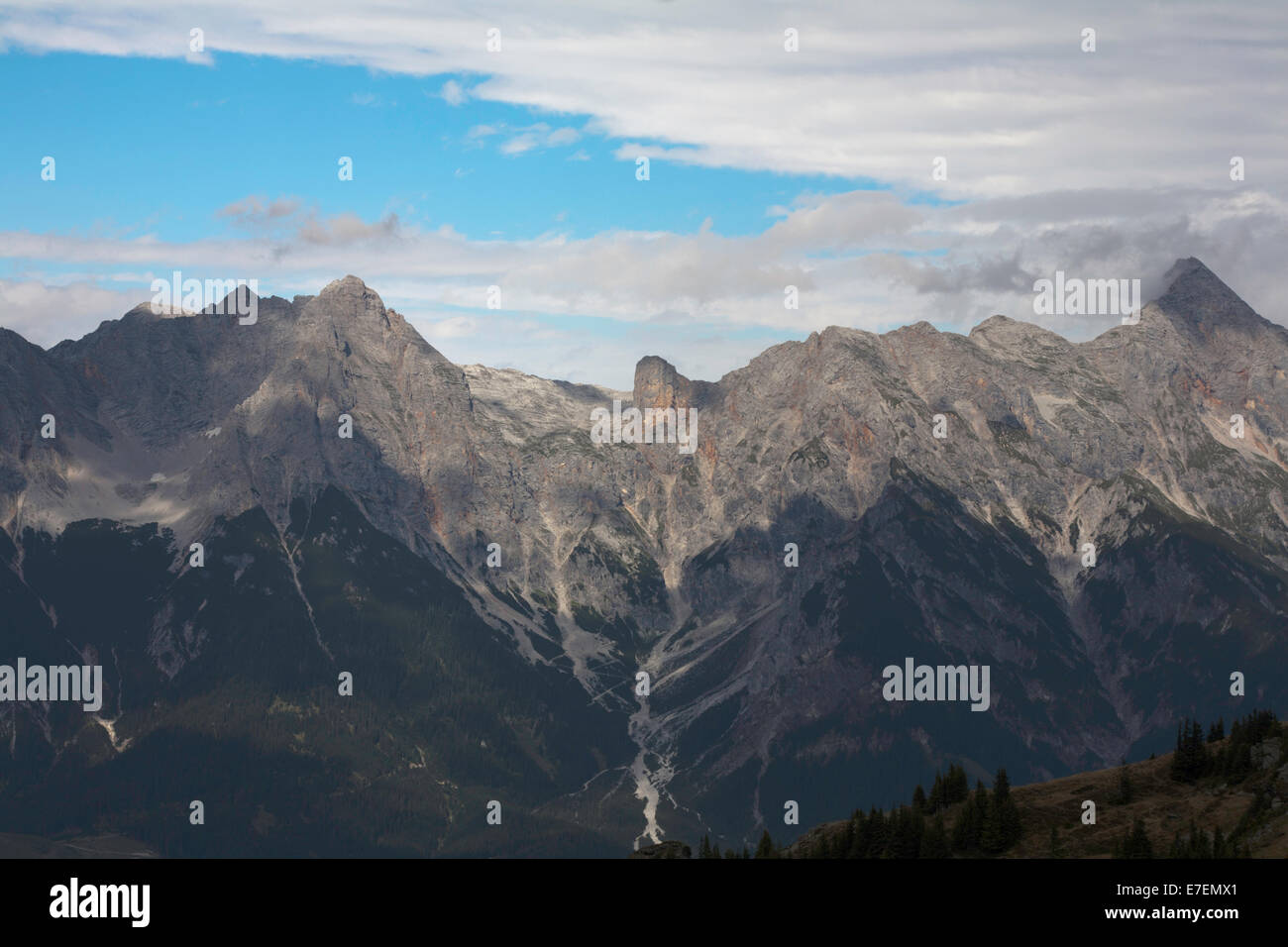 Wolke Gebäude über die Gipfel der Alpen über Saalfelden Steineres Meer aus der Schwalbenwand Zell am sehen Österreich Stockfoto