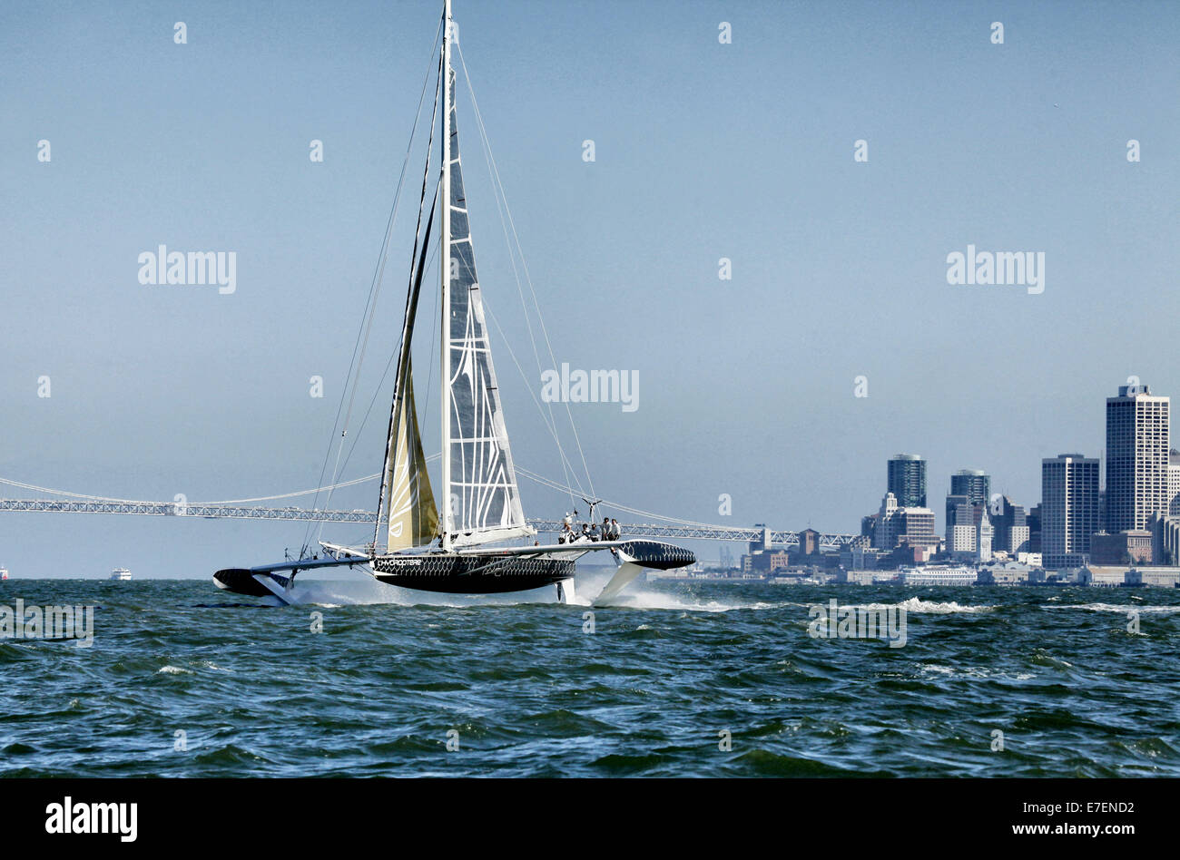 Letzte Abfahrten für die Hydroptere in San Francisco Bucht vor der Überschrift zurück nach Los Angeles, Hydropteres Zuhause für die Trans-Pazifik-Weltrekord-Versuch. " Alain Thébault und seine Crew (Jacques Vincent, Yves Parlier, Jean Le Cam, Jeff Mearing, Warren Fitzgerald) San Francisco, Kalifornien, USA. Stockfoto