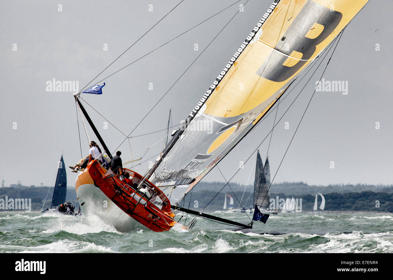 IMOCA Open 60 PRB bemannt von Vincent Riou und Jean Le Cam Rennen und gewann die rund um die Isle Of Wight Artemis Challenge, Cowes, England. Stockfoto