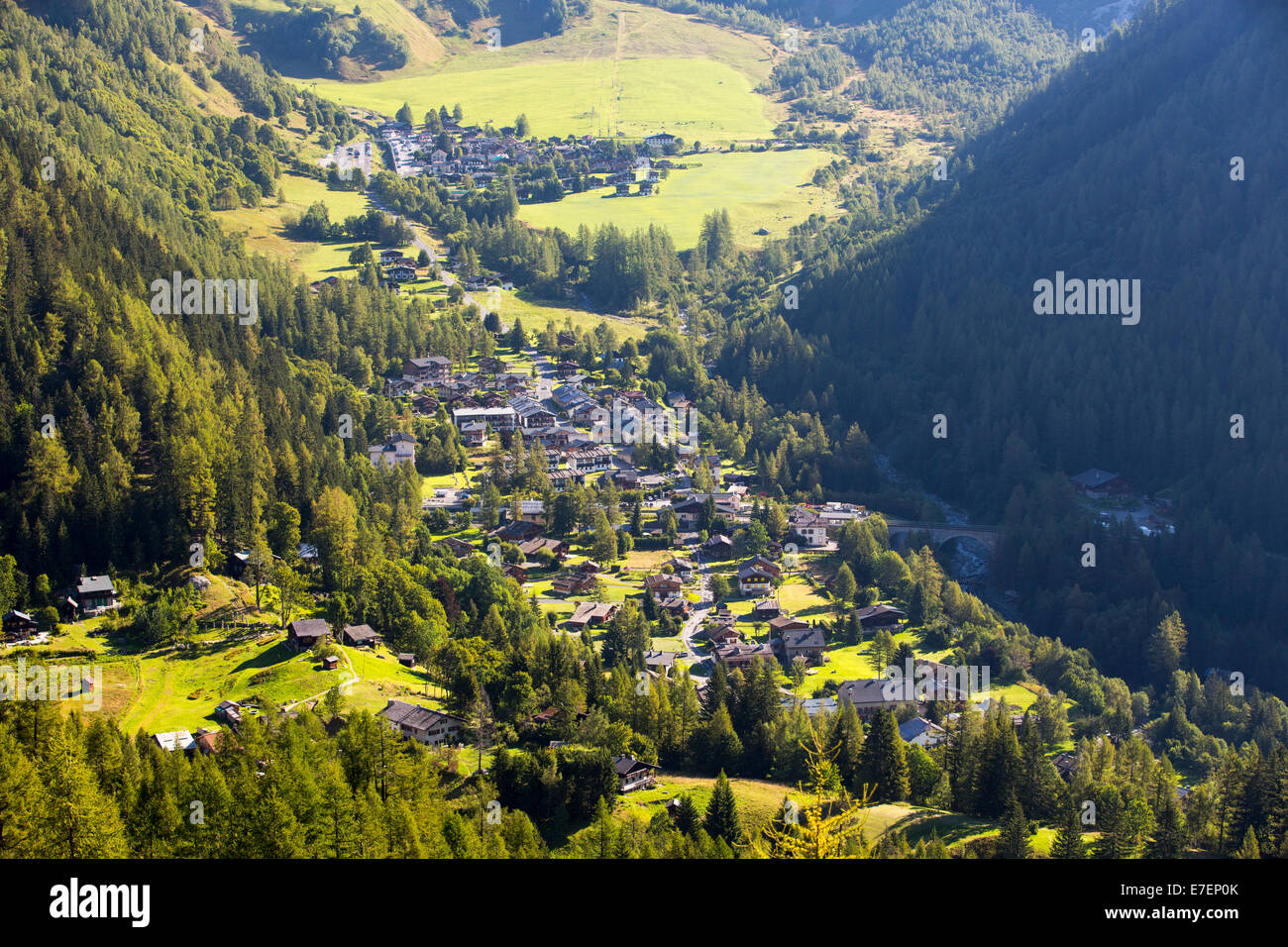 Blick hinunter auf Chalets in Le Tour im Chamonix-Tal, Frankreich. Stockfoto