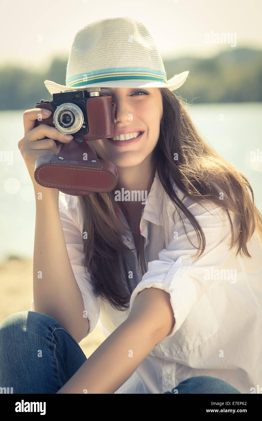 Junge Hipster Mädchen mit alten Film-Kamera am Strand. Sommer Urlaub Hintergrund Stockfoto