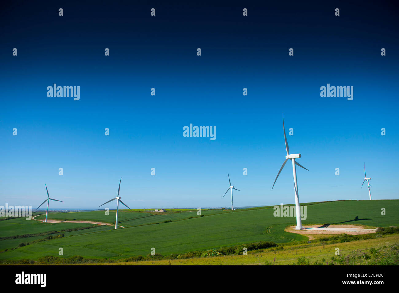Windkraftanlagen produzieren erneuerbare Bioenergie in Cornwall, England. Stockfoto