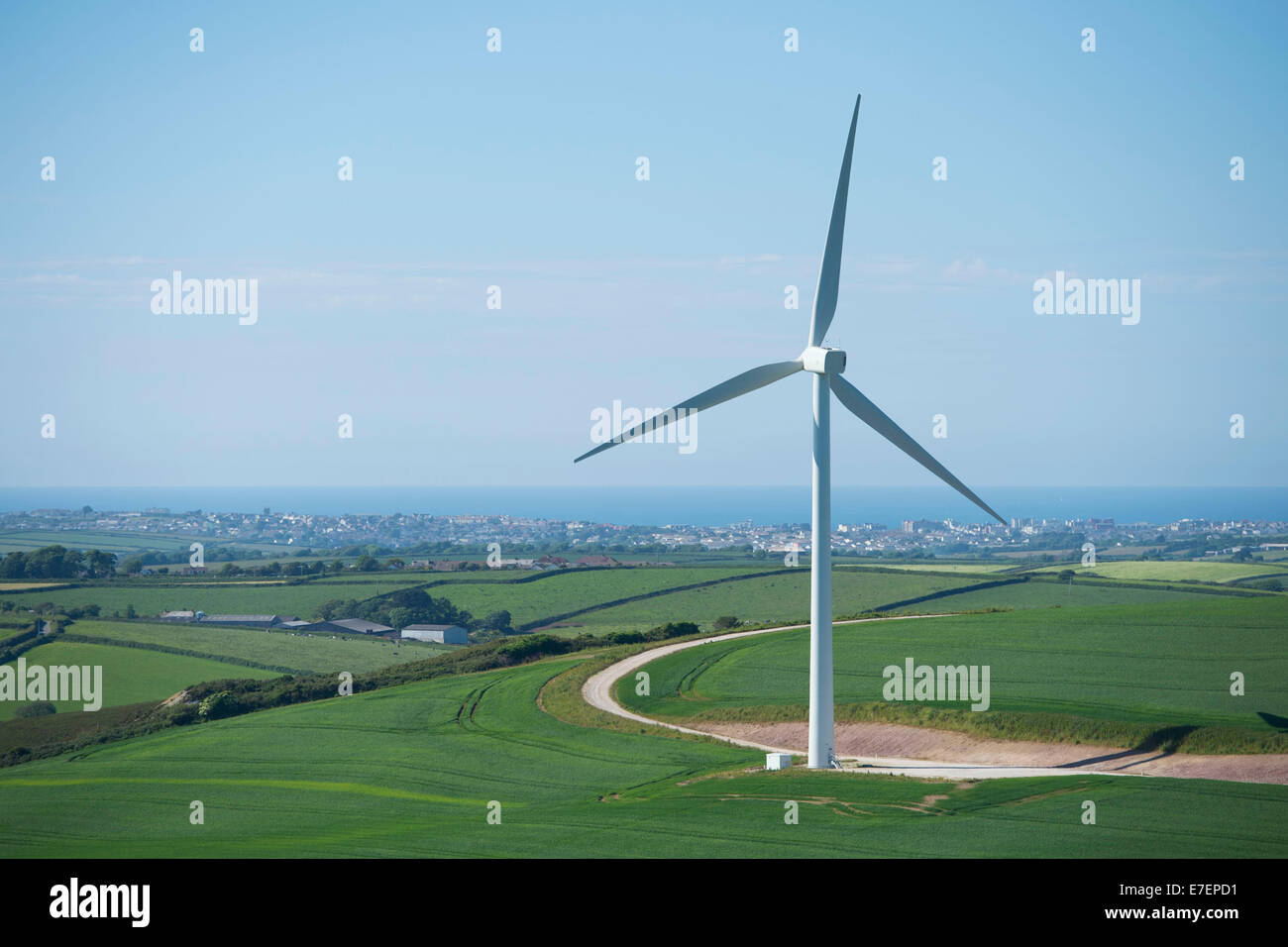 Eine Windkraftanlage grüne erneuerbare Energiegewinnung in Cornwall, England. Stockfoto