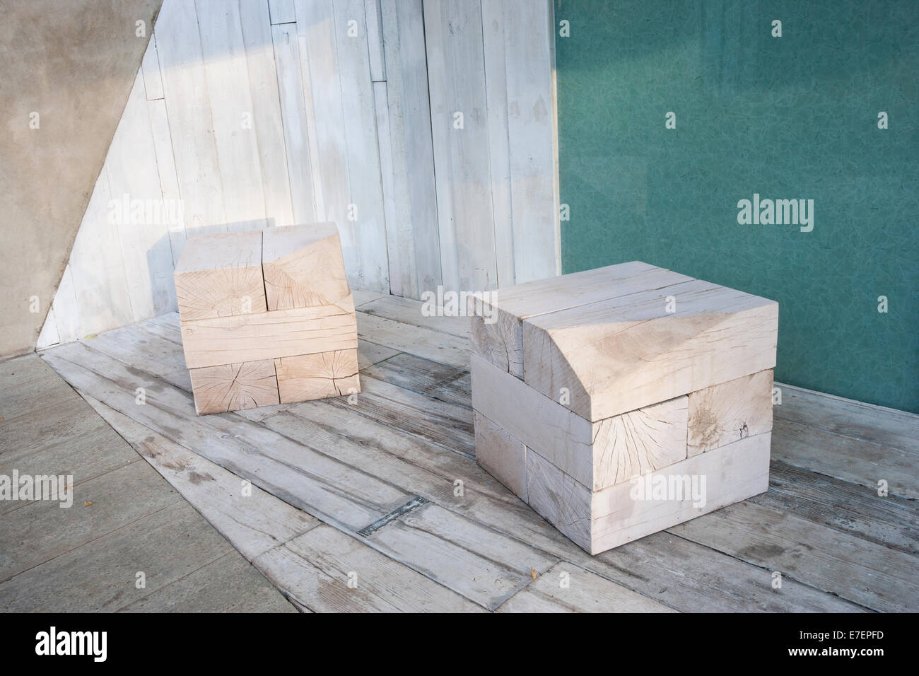Garten - Garten der Einsamkeit - zeitgenössische Garten hergestellt aus recycelt und wiederverwendet Materialien zurückgefordert Eiche Sitze Stockfoto
