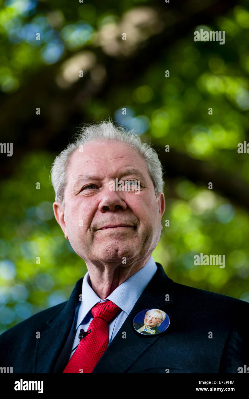 Schottischer Politiker und ehemaligen SNP stellvertretender Vorsitzender Jim Sillars erscheint das Edinburgh International Book Festival. Stockfoto