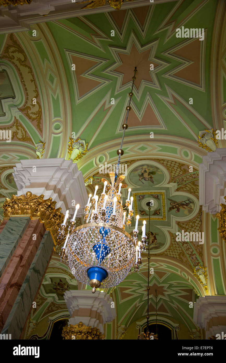 Decke und Kronleuchter, Dom St. Peter und Paul, St. Petersburg Stockfoto