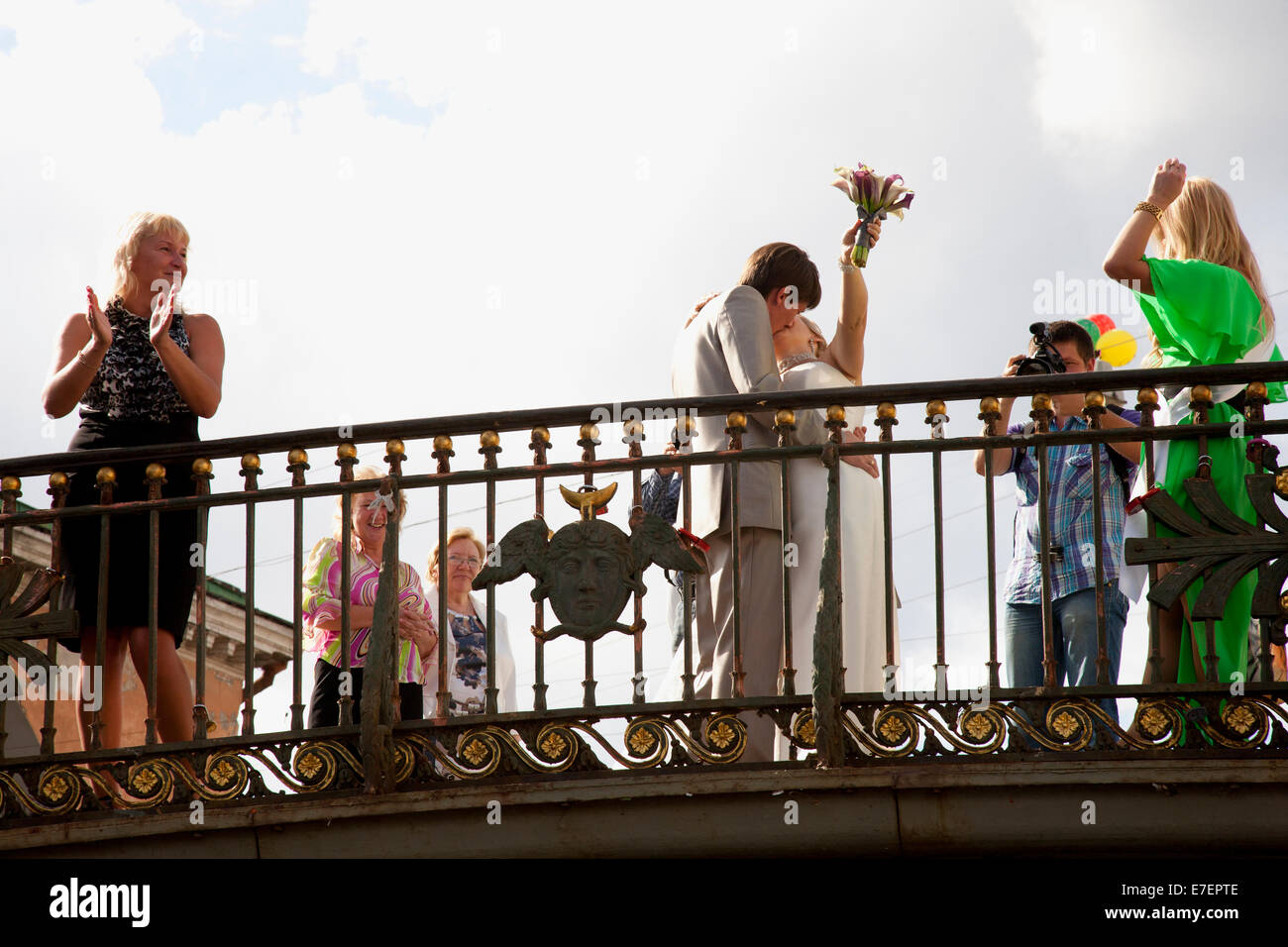 Eine Hochzeit auf einer der St. Petersburger Brücken Stockfoto