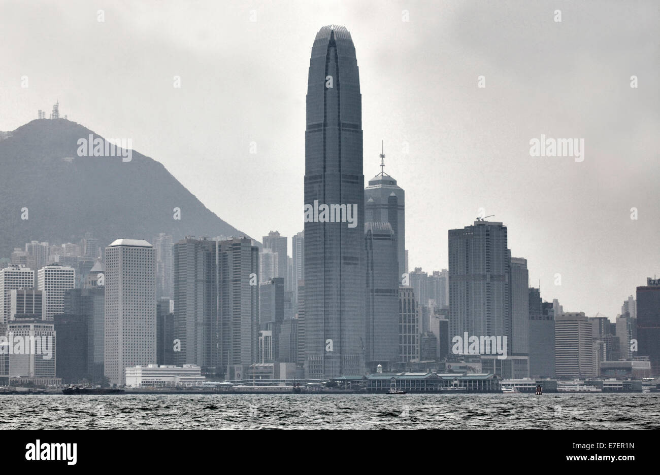 Hong Kong Island ist eine Insel im südlichen Teil der Sonderverwaltungsregion Hongkong. Es hat eine Bevölkerung von 1.289.500. Die Insel hatte eine Bevölkerung von 3.000 Einwohnern in ein Dutzend Fischerdörfern verstreut, als es von Vereinigtes Königreich in dem ersten Opiumkrieg besetzt wurde. . Die Insel wurde im Jahr 1997 unter dem 1984 Sino-British Joint Declaration von China besetzt. Stockfoto