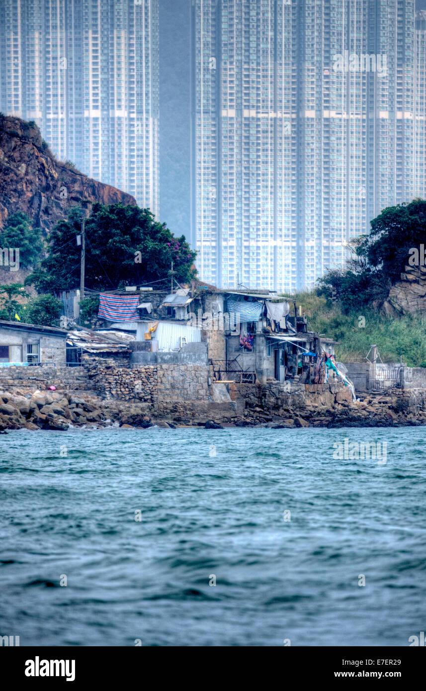 Hong Kong Island ist eine Insel im südlichen Teil der Sonderverwaltungsregion Hongkong. Es hat eine Bevölkerung von 1.289.500. Die Insel hatte eine Bevölkerung von 3.000 Einwohnern in ein Dutzend Fischerdörfern verstreut, als es von Vereinigtes Königreich in dem ersten Opiumkrieg besetzt wurde. . Die Insel wurde im Jahr 1997 unter dem 1984 Sino-British Joint Declaration von China besetzt. Stockfoto