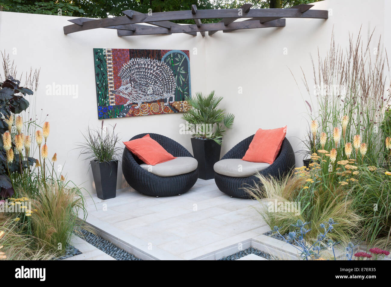 Garten - Igel - Blick auf zeitgenössische Garten im Freien lebenden Raum mit Pflanzen von Gräsern Achillea e Stockfoto