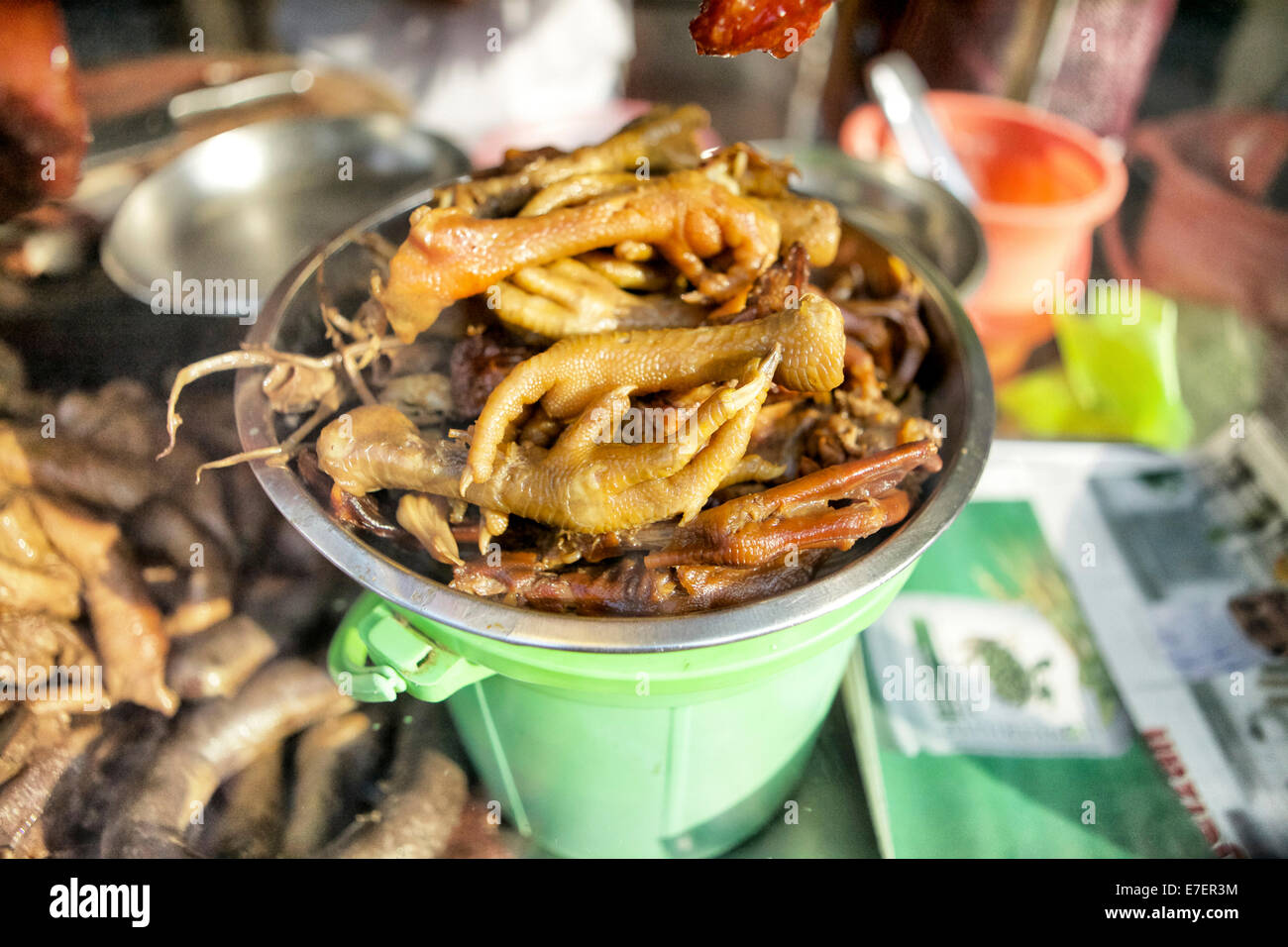Vietnamesische Huhn Tau Klaue gekocht in einer Platte in einem Markt, Ho Chi Minh Stadt, Saigon, Mekong-Delta, Vietnam. Stockfoto