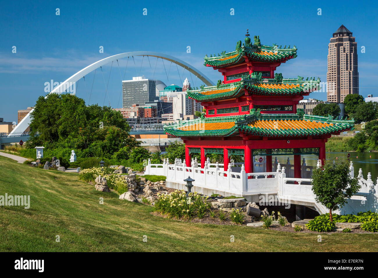 Die chinesische kulturelle Center of America Pagode und der Innenstadt von Skyline von Des Moines, Iowa, USA. Stockfoto