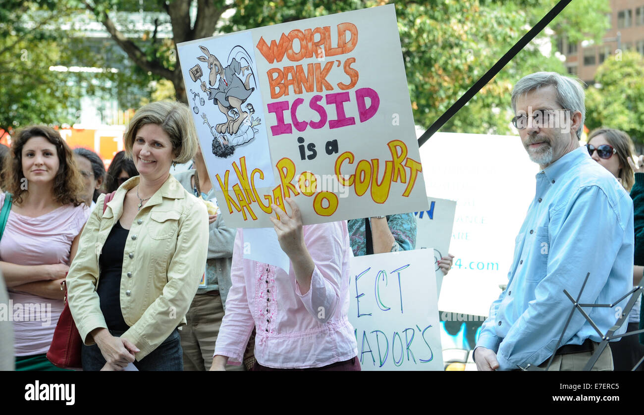 Washington DC, USA. 15. Sep, 2014. Menschen aus Umweltorganisationen, Gewerkschaften und andere Bürger Gruppen Bühne Protest gegen OceanaGold und ihrer Tochtergesellschaft Pacific Rim, die die Regierung von El Salvador verklagt für Ihre nicht Gewährung einer Bergbau-Genehmigung, Edward R Murrow Park vor der Weltbank in Washington, D.C., Hauptstadt der Vereinigten Staaten, 15. September 2014. Pacific Rim und El Salvador Regierung präsentieren ihre Fälle bei Anhörungen ab Sept. Credit: Xinhua/Alamy Live News Stockfoto