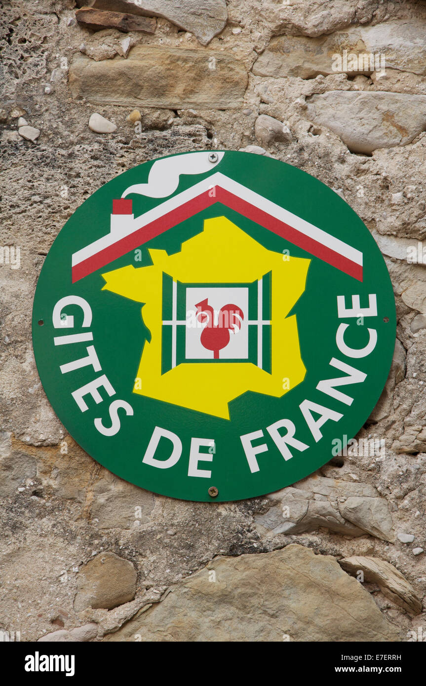 Französischen ländlichen Tourismus. Gîtes de France Zeichen an die rauen Steinwand eines ländlichen Selbstversorger Ferienhaus in den Regionalpark Vercors, La Drôme befestigt. Stockfoto