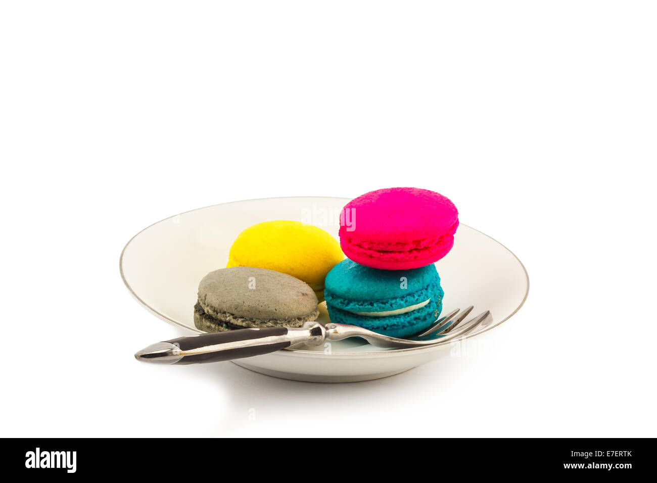 Makronen mit Gabel auf Glasplatte Stockfoto