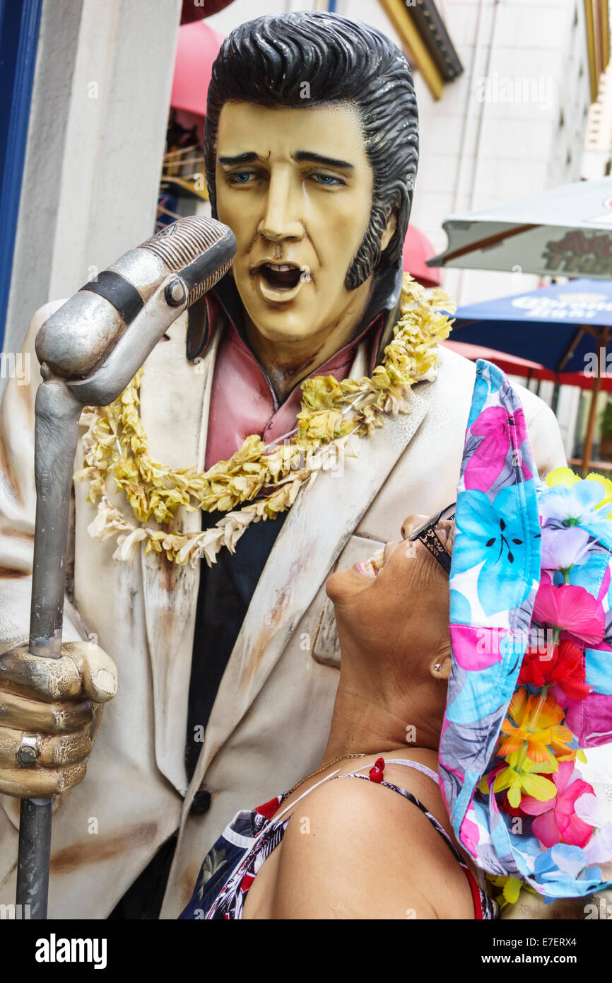 Honolulu Waikiki Beach Hawaii, Hawaiian, Oahu, Kings Village Shopping Center, Elvis Presley, Mikrofon, Statue, Erwachsene Erwachsene, Frau, weibliche Dame, Bewunderer Stockfoto