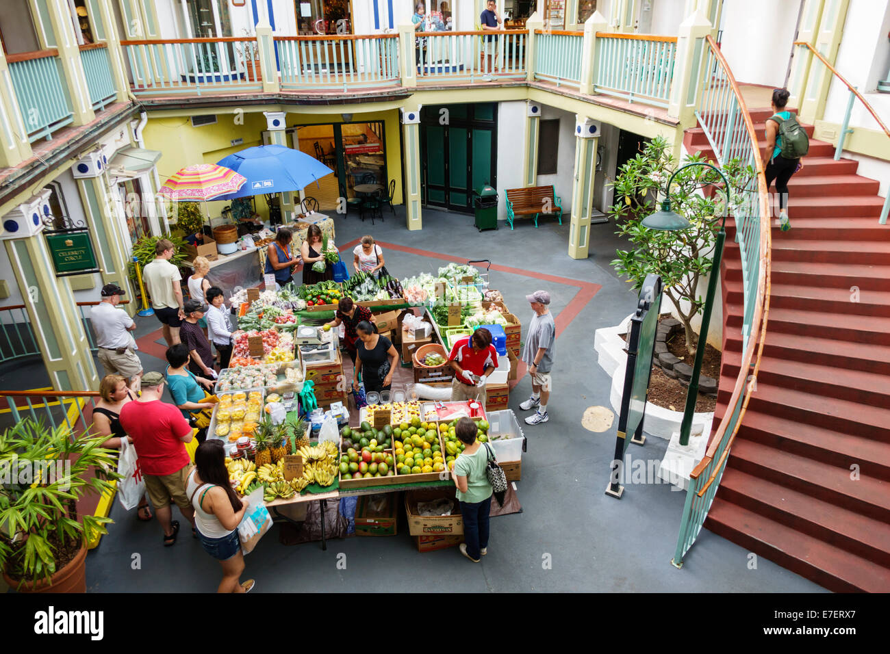 Honolulu Waikiki Beach Hawaii, Hawaiian, Oahu, Kings Village Shopping Centre, Shopping Shopper Shopper shoppen shoppen shoppen shoppen Märkte Märkte Marktplatz kaufen Selli Stockfoto