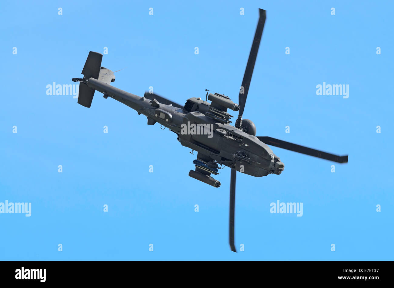 DUXFORD, CAMBRIDGESHIRE, ENGLAND - 25 Mai: AH-64 Apache Hubschrauber drehen für Bodenangriffe Stockfoto