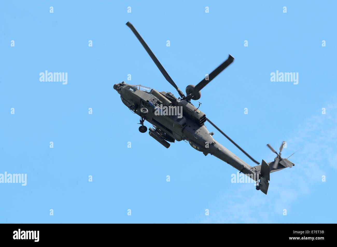 DUXFORD, CAMBRIDGESHIRE, ENGLAND - 25 Mai: AH-64 Apache Hubschrauber klettern nach Angriff auf IWM Duxford Airshow am 25. Mai 2014 Stockfoto