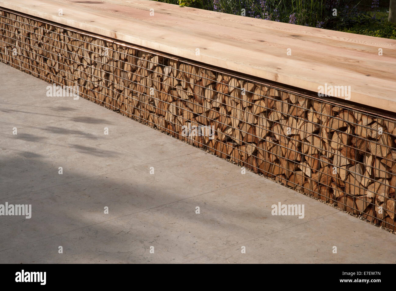 Garten - Vestra Reichtum Vista - Ansicht von Gartenbank mit Protokoll-Stapel für Insekten Lebensraum für Wildtiere - Designer - Pa Stockfoto