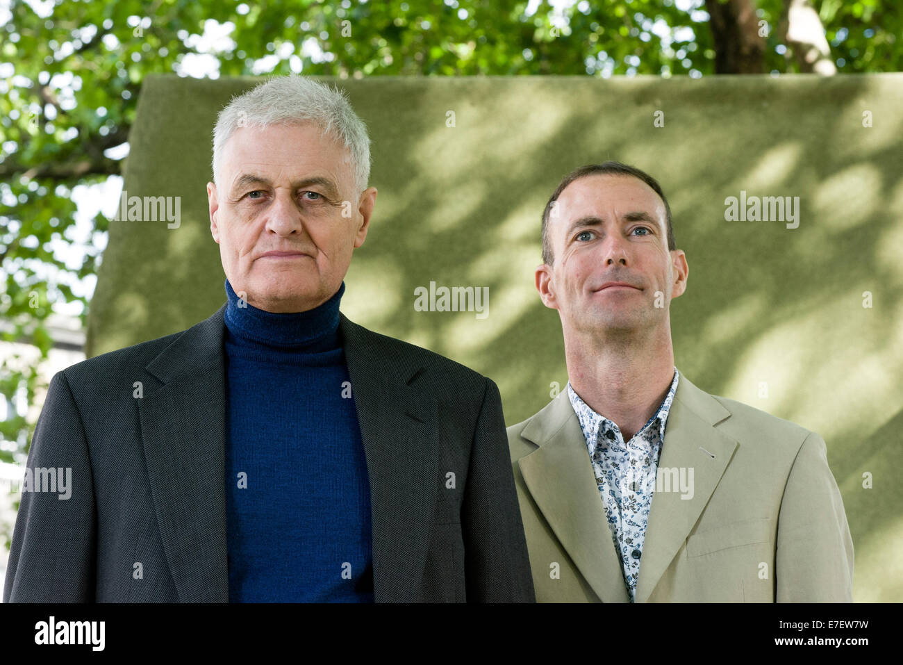 Gälische Autoren Duncan Gillies (R) und Martin MacIntyre (L) erscheinen auf dem Edinburgh International Book Festival. Stockfoto