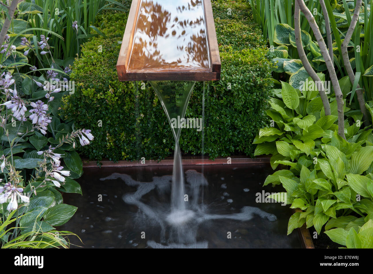 Gartenteich mit wasserfall Fotos und Bildmaterial in hoher Auflösung