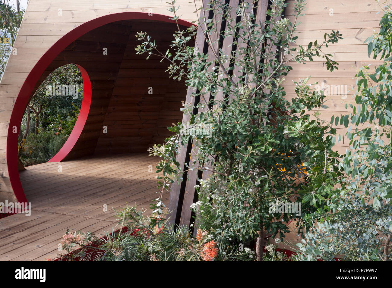 Blick auf den Garten - Essenz von Australien - australische Garten decking und Sommer shelter - Designer - Jim Fogarty Stockfoto