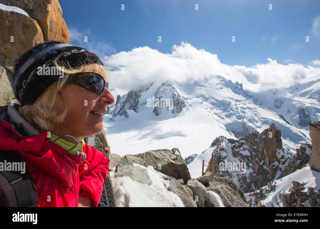 Eine Frau Touristen auf die Aiguille Du Midi über Chamonix, Frankreich. Stockfoto