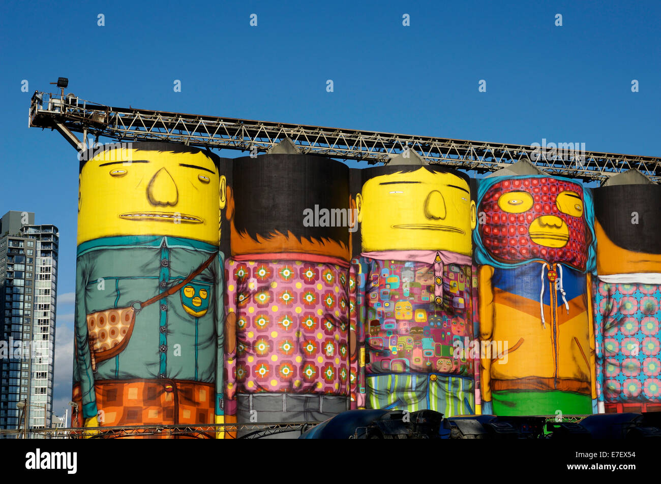 Riesen Wandbild gemalt von OSGEMEOS auf Silos an konkreten Ozean auf Granville Island, Vancouver, Britisch-Kolumbien, Kanada Stockfoto