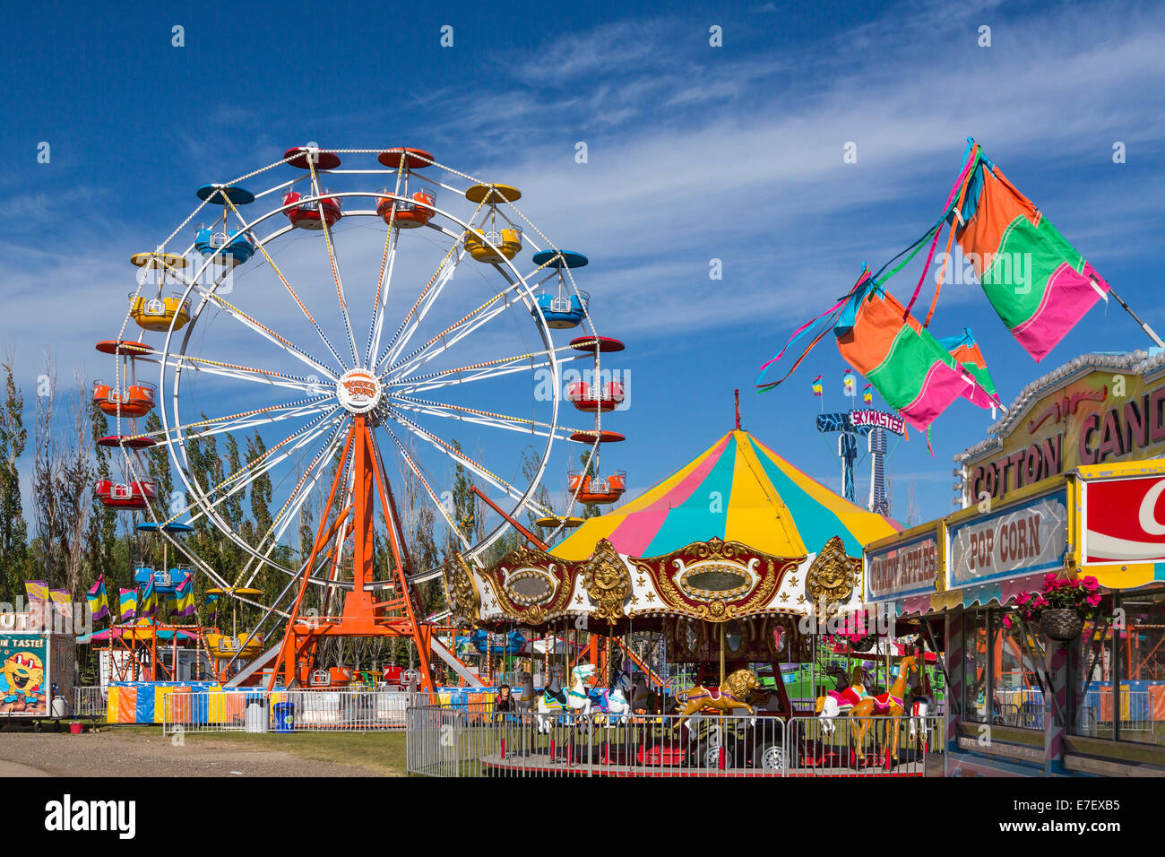 Die Frage zeigt in der Mitte und Ferriswheel in Winkler, Manitoba, Kanada. Stockfoto