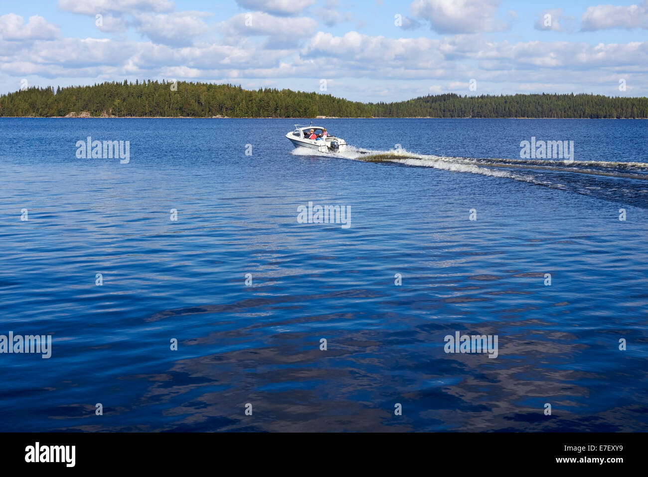 Kleines Motorboot unterwegs, Finnland Saimaa-See Stockfoto