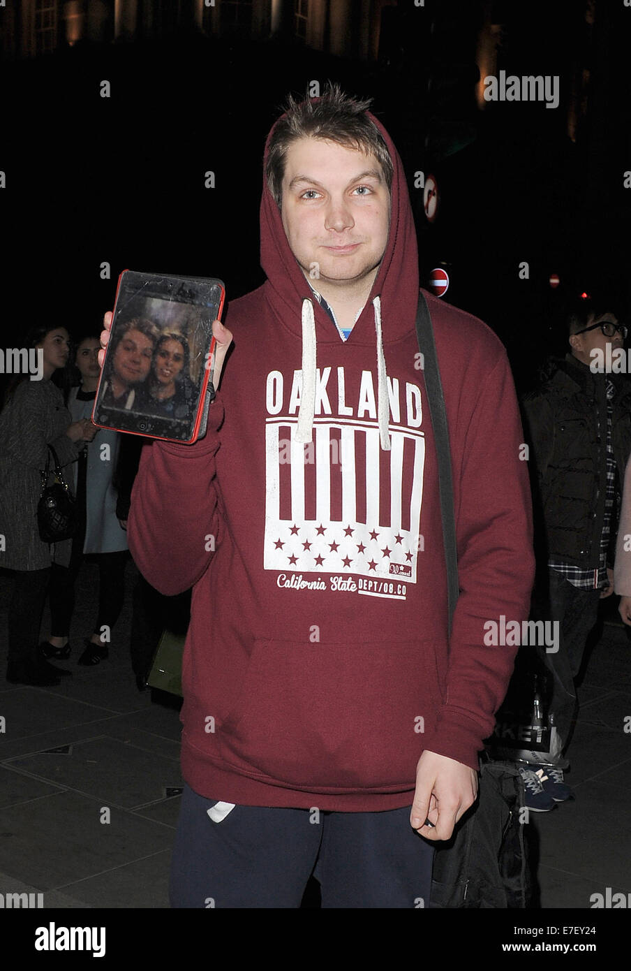 Prinzessin Beatrice Wandern in Mayfair. Eine eifrige Fan bat sie um ein Bild mit ihr, und sie verpflichtet, sehr zur Freude der jungen Mannes, der aus seinem "Selfie" Fotografen auf seinem iPad zeigte Featuring: Prinzessin Beatrice Where: London, Vereinigtes Königreich bei: 13. März 2014 Stockfoto