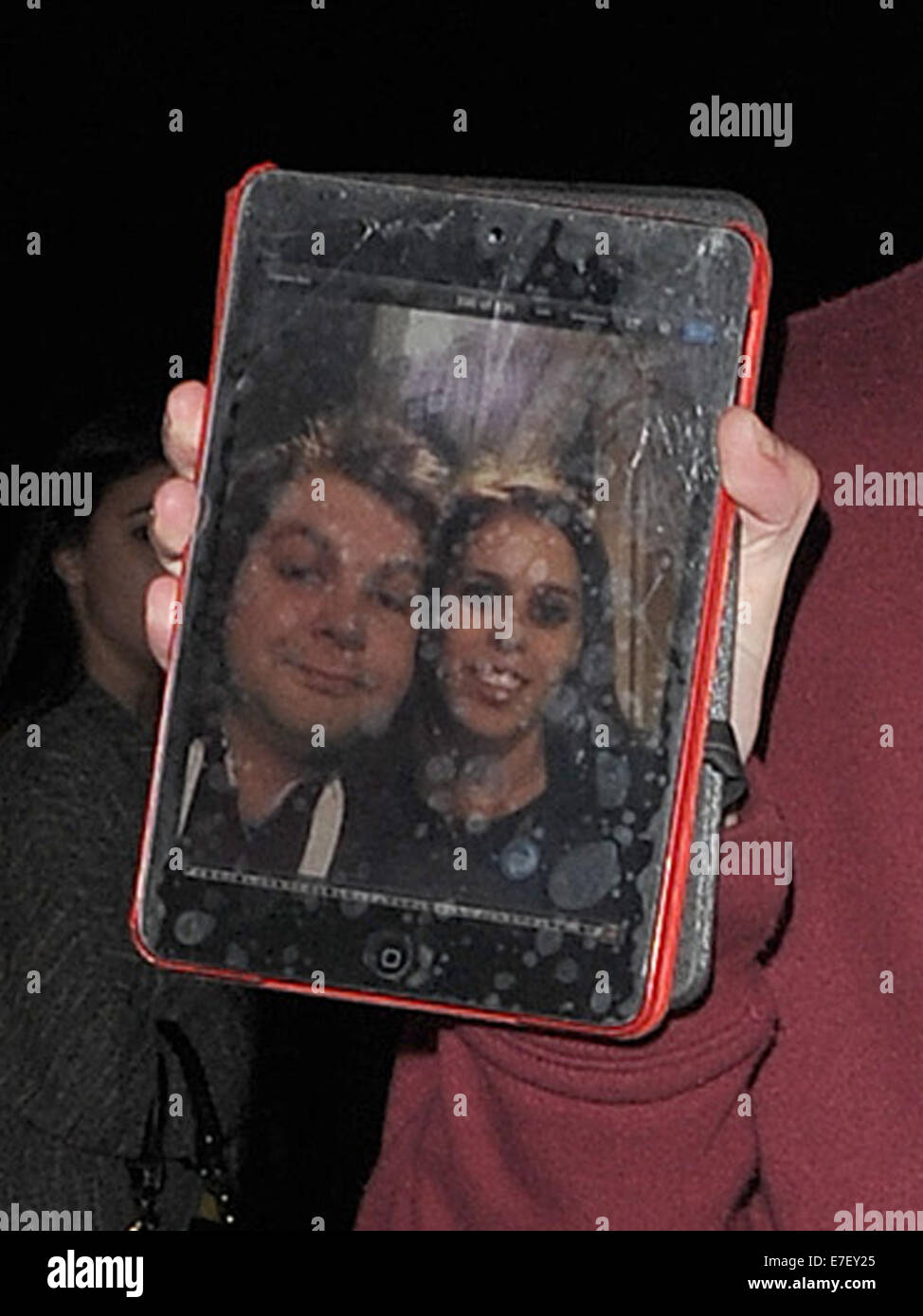 Prinzessin Beatrice Wandern in Mayfair. Eine eifrige Fan bat sie um ein Bild mit ihr, und sie verpflichtet, sehr zur Freude der jungen Mannes, der aus seinem "Selfie" Fotografen auf seinem iPad zeigte Featuring: Prinzessin Beatrice Where: London, Vereinigtes Königreich bei: 13. März 2014 Stockfoto