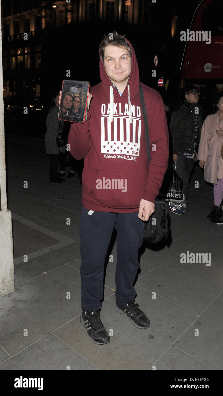 Prinzessin Beatrice Wandern in Mayfair. Eine eifrige Fan bat sie um ein Bild mit ihr, und sie verpflichtet, sehr zur Freude der jungen Mannes, der aus seinem "Selfie" Fotografen auf seinem iPad zeigte Featuring: Prinzessin Beatrice Where: London, Vereinigtes Königreich bei: 13. März 2014 Stockfoto