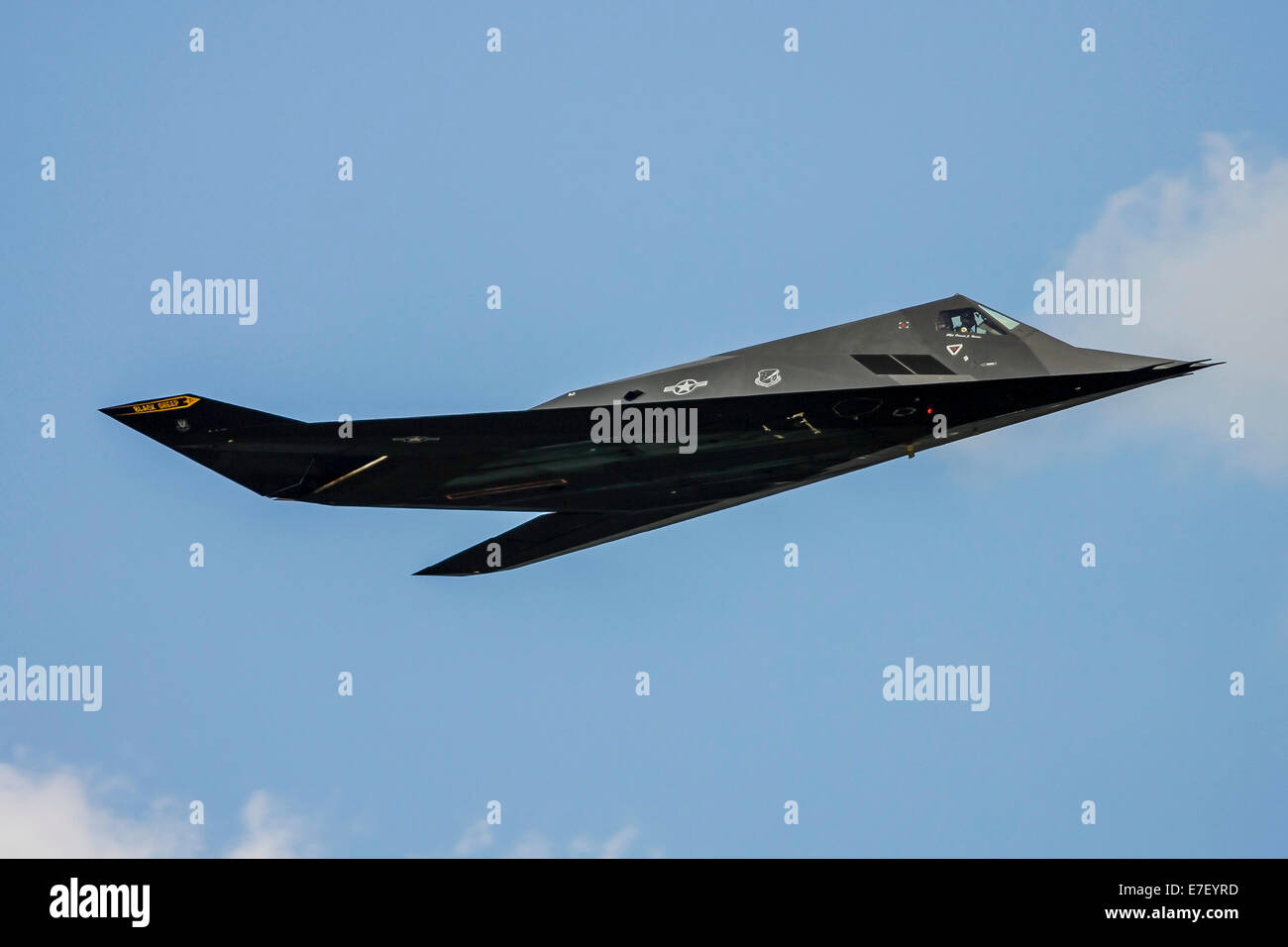 Ein US-Air Force f-117 Nighthawk führt ein Vorbeiflug an Andrews Air Force Base in Maryland. Stockfoto