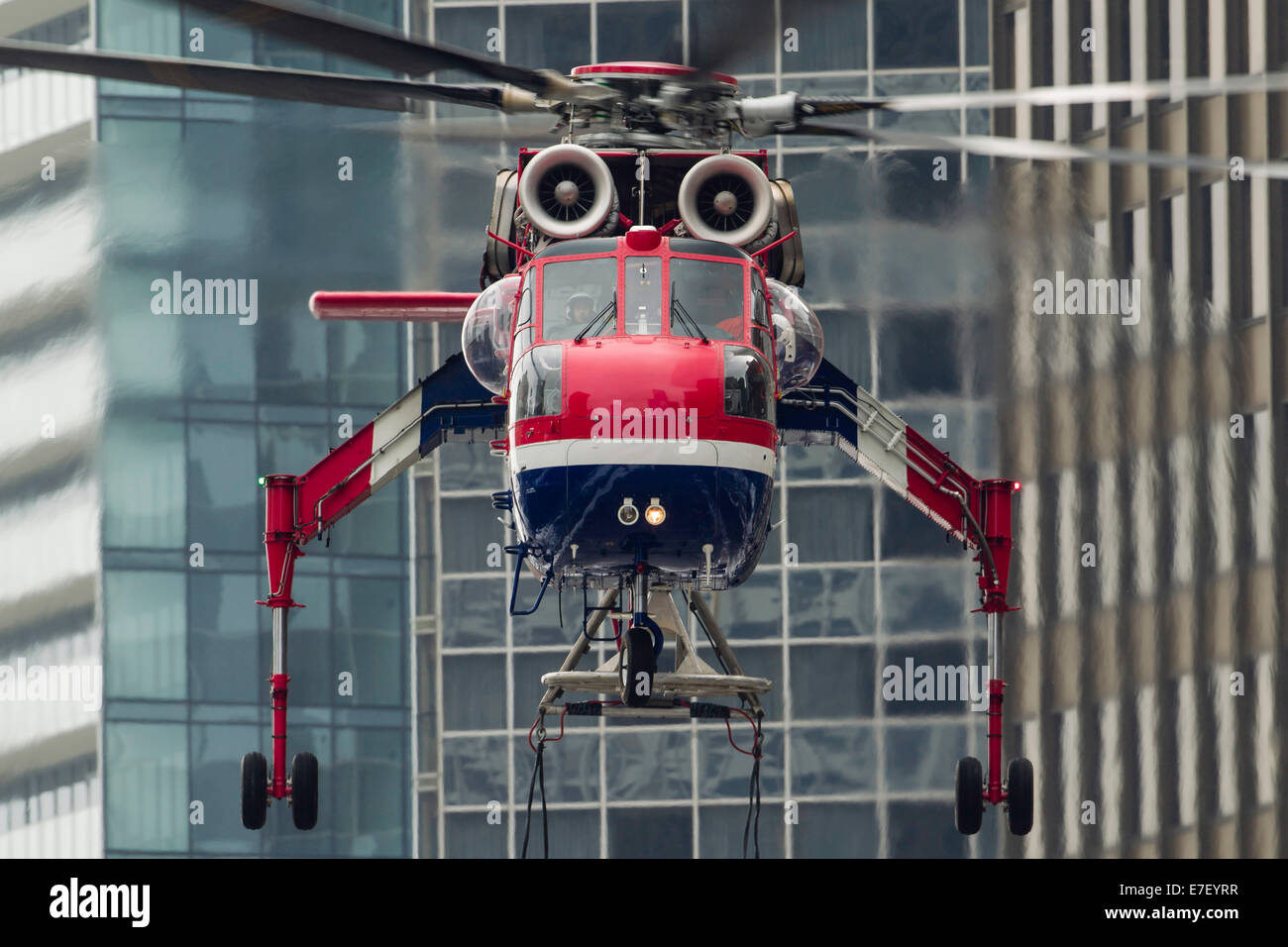 Ein Erickson Aircrane S-64 Aircrane schwebt über einer Last, bereit, es auf dem Dach eines Gebäudes in Chicago, Illinois zu heben. Stockfoto