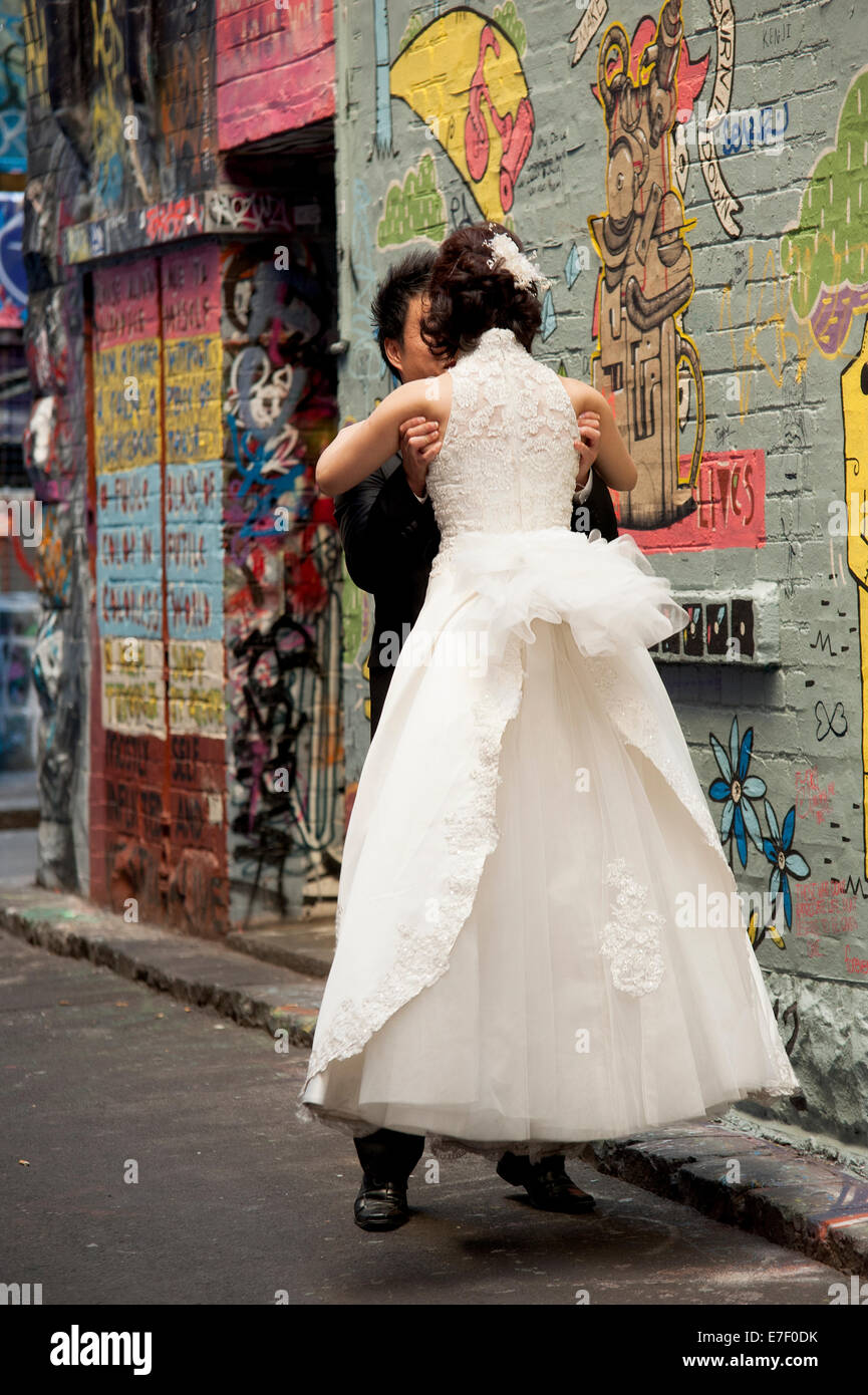 Frisch vermählte Brautpaar posiert für Hochzeitsfotos in einer Innenstadt von Melbourne Street. Stockfoto
