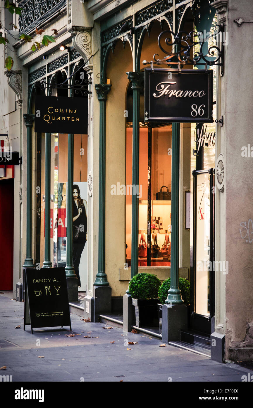Boutiquen in der Collins Street, Innenstadt von Melbourne, Australien Stockfoto