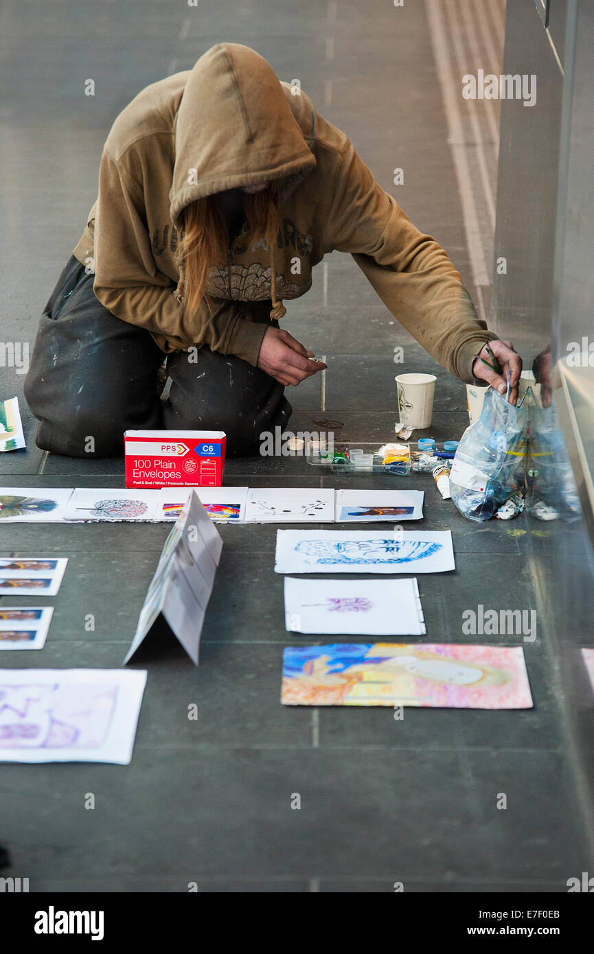 Ein Obdachloser verkauft Kunstwerke in Melbournes Burke Street Mall Stockfoto