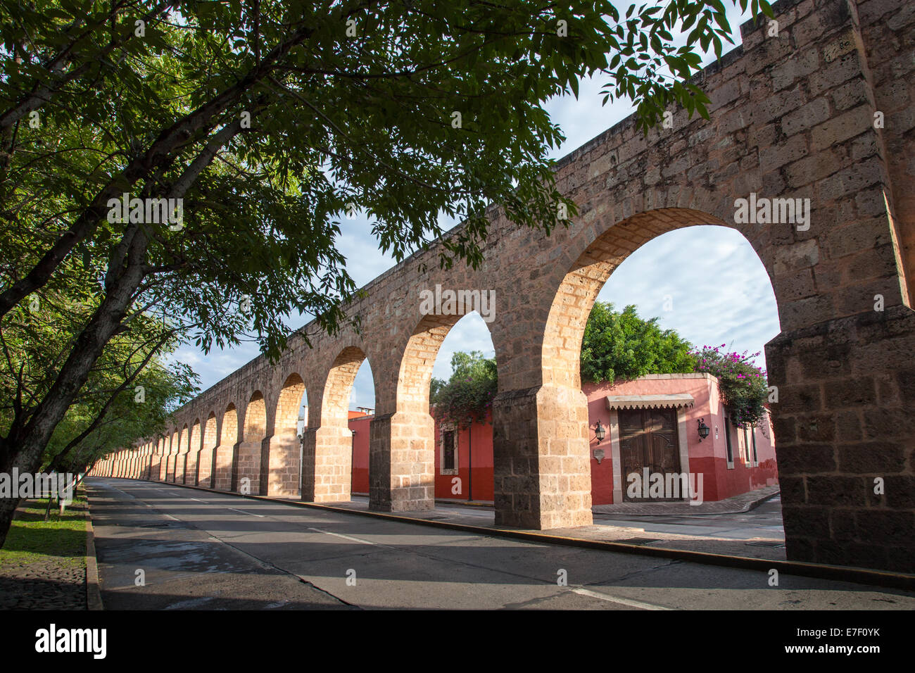 Das Aquädukt und ein rotes Haus im Kolonialstil in Morelia, Michoacan, Mexiko. Stockfoto