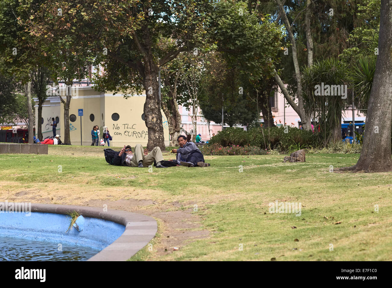 Unbekannte Männer liegen auf dem Rasen in der Alameda-Park am 8. August 2014 in Quito, Ecuador Stockfoto