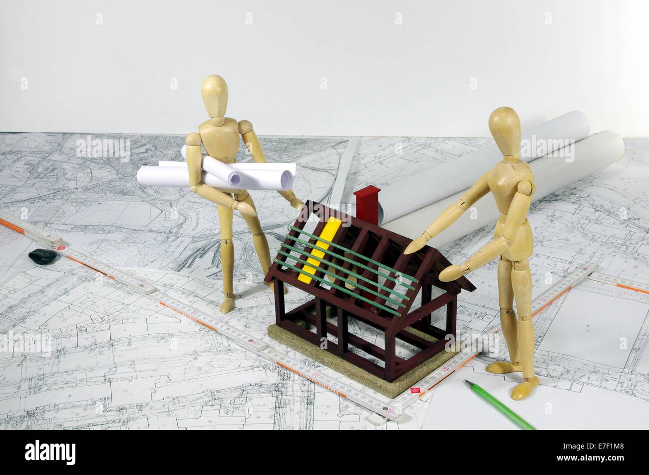 Modell Haus Wit Pläne und Entwürfe auf Schreibtisch des Architekten Stockfoto