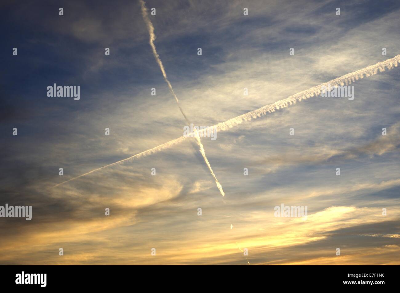 teilentleerten Spur des Flugzeuges am Himmel Stockfoto