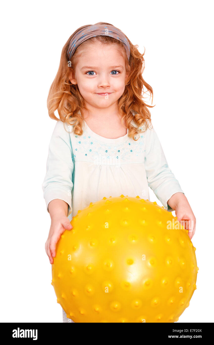 Kleine Mädchen und große gelbe Kugel auf weißem Hintergrund Stockfoto