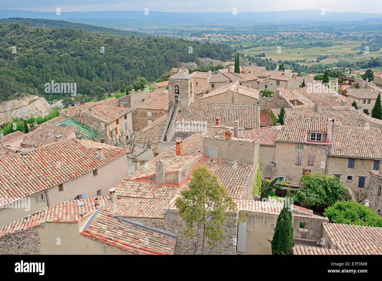 Blick über die Dächer von Le Barroux, Vaucluse, Provence-Alpes-Côte d ' Azur, Südfrankreich, Frankreich Stockfoto
