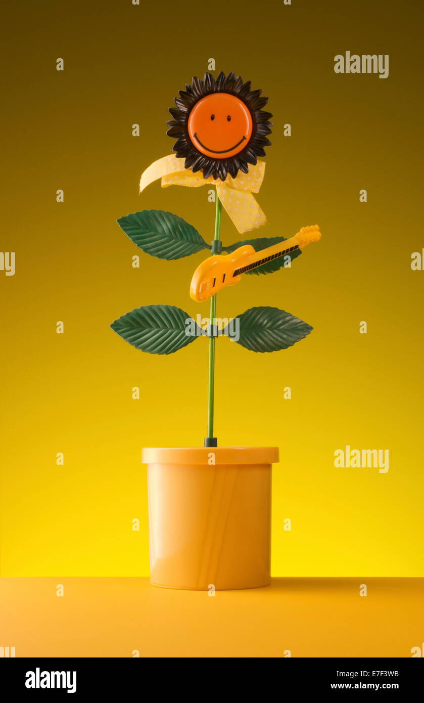 Tanzende Blume auf einem gelben Hintergrund. Rock ' n ' Blume Spielzeug von Tomy. Stockfoto