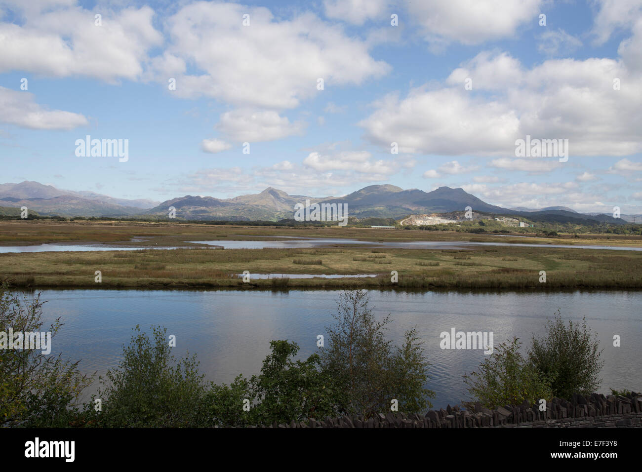 Ansicht des Snowdonia Gebirge von der wieder und Welsh Highland Railway Linie. Nord-Wales. See. Mündung. Stockfoto