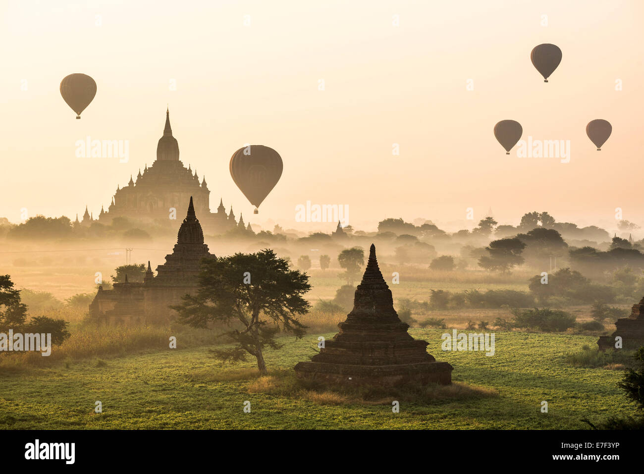 Heißluftballons über die Landschaft in den frühen Morgenstunden Nebel, Sulamani Tempel, Stupas, Pagoden, Tempel-Komplex, Plateau von Bagan Stockfoto